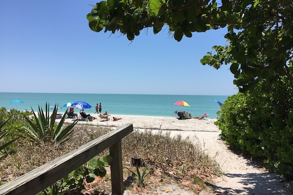 Una playa cerca, sillas reclinables de playa, toallas de playa