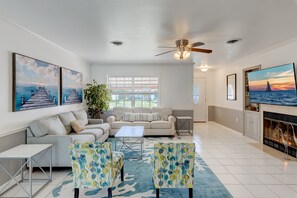 Smart TV, fireplace, Hulu, streaming services - Pool, Soak in the Sun, Super Clean, Golf, Beaches near by - SUMMER SALE (Rotonda West)