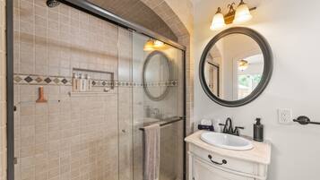 Douche, sèche-cheveux, serviettes fournies, savon
