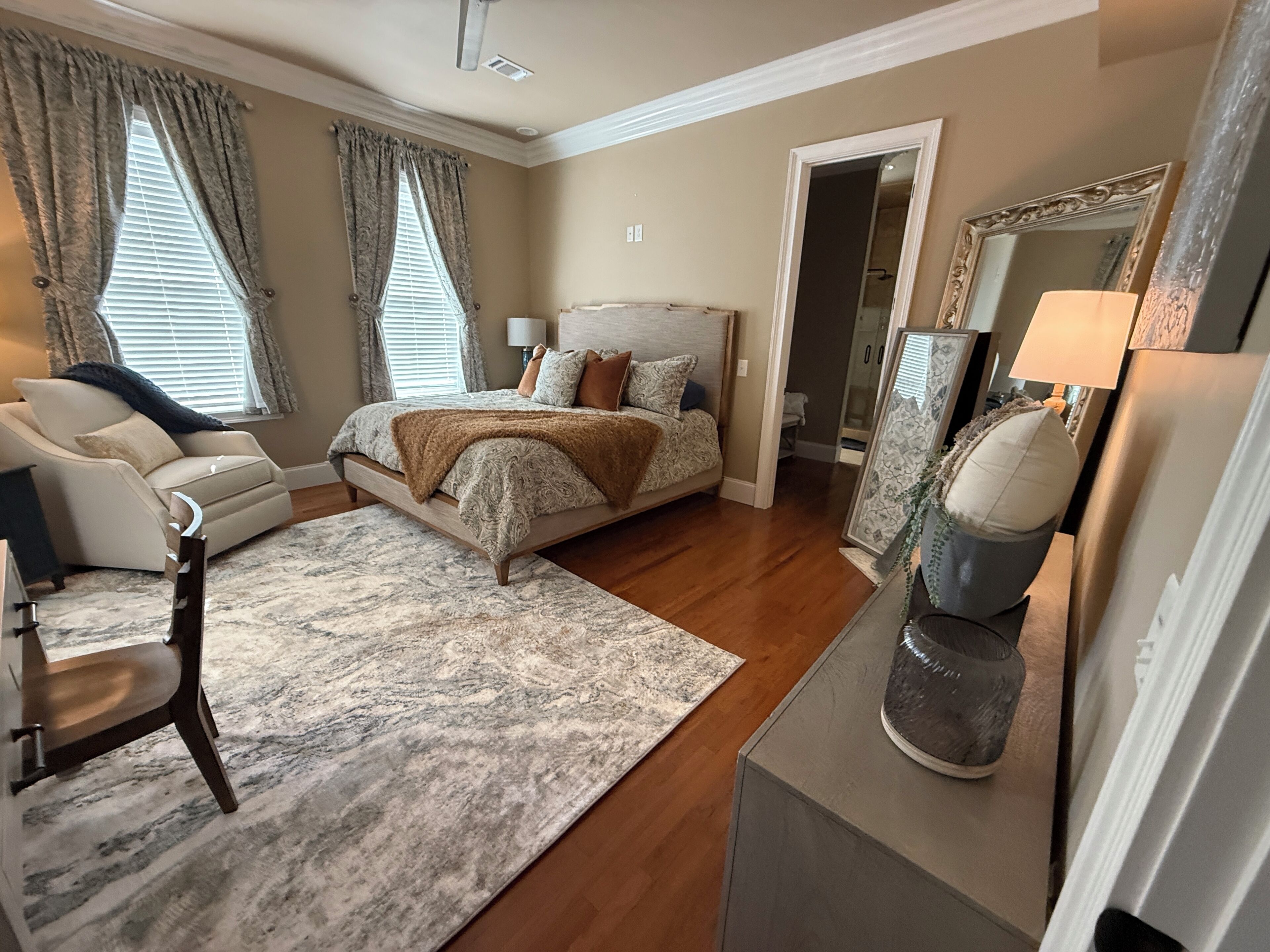 3 bedrooms, desk, WiFi (free), bed sheets