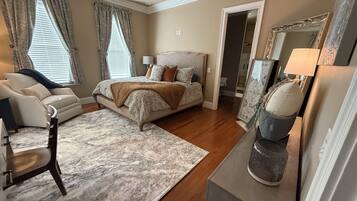 3 bedrooms, desk, WiFi (free), bed sheets