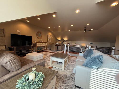 Lakeview Retreat, Covered Boat Slip, Swim Ladder, Sleeps 12