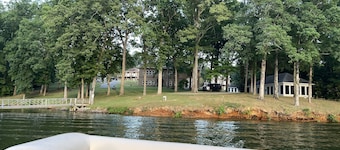 Lake View Prime Location, Community Dock w swim ladders, covered boat slip,
