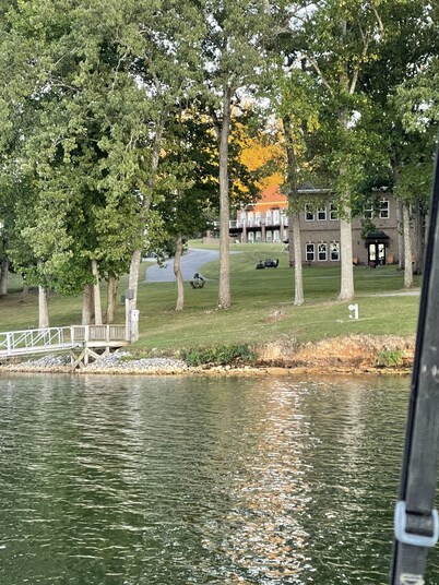 Lakeview Retreat: Dock, Boat Slip, Spacious for multi-family