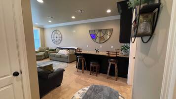 Smart TV, table tennis