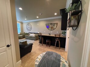 Smart TV, table tennis - Lakeview Retreat: Dock, Boat Slip, Spacious for multi-family (Winchester)