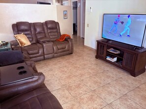 Smart TV - This is it! Exclusive stay for 55+, perfect for couples or executives. (Green Valley)