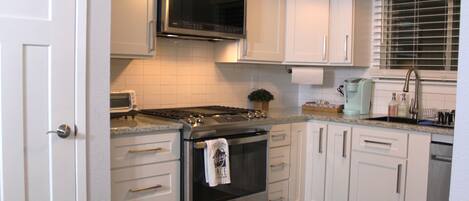 Großer Kühlschrank, Mikrowelle, Ofen, Herdplatte