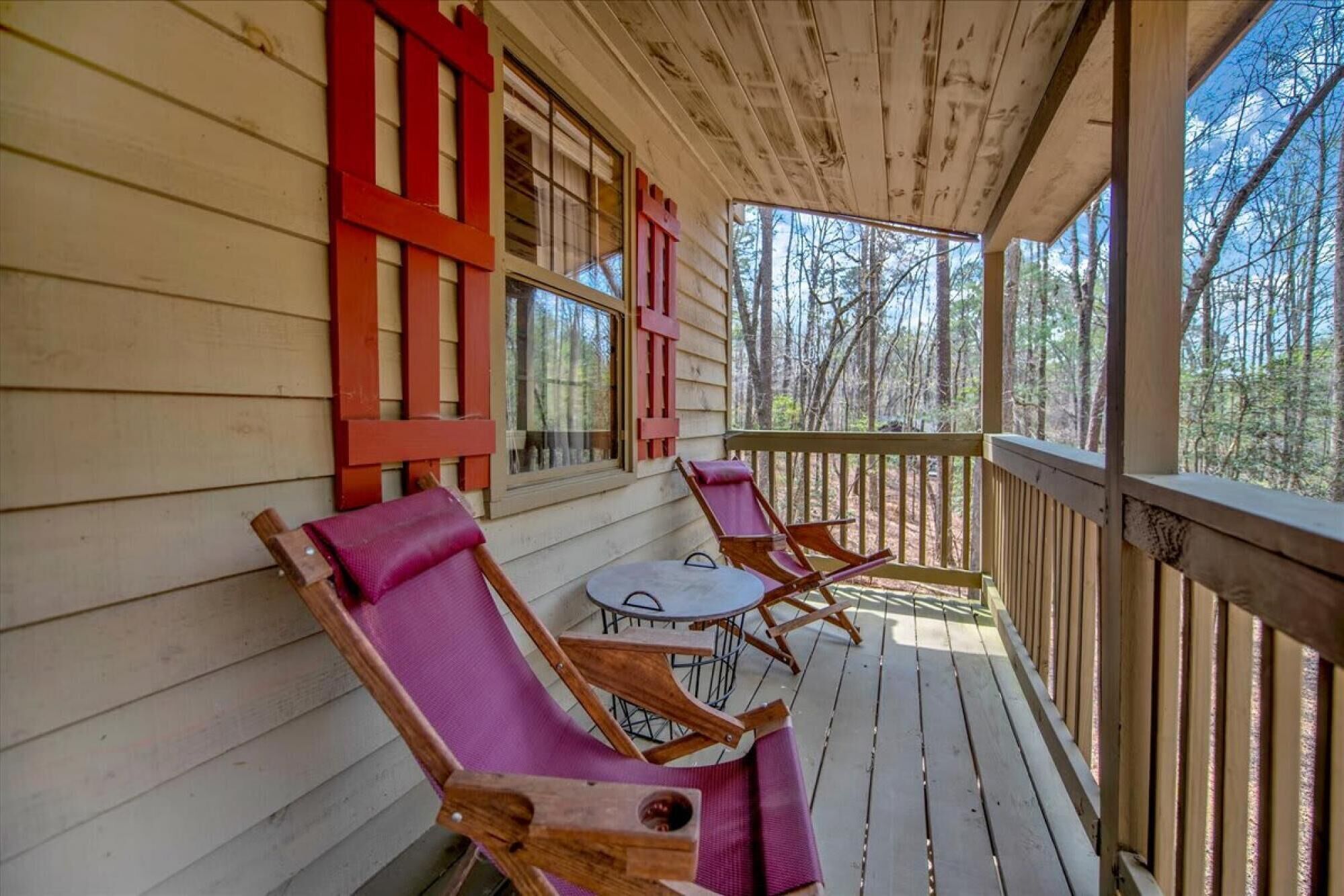 Bear Hug Lodge Charming Cabin in Coosawattee River Resort Pet