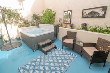Outdoor spa tub