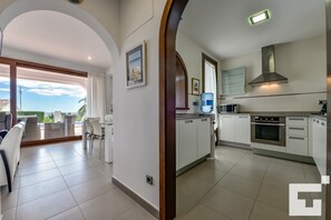 Fridge, microwave, oven, stovetop - Mirador de Bassetes 15 - Grupo Turis - Calpe, Costa Blanca (Calpe)