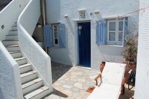 Property grounds - Panormos Family Villa Tinos Greece - Traditional House (Ormos Panormou)