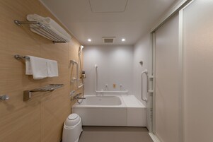 Un baño moderno con bañera, ducha y retrete.