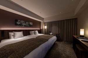 Run of House Non smoking | Down comforters, desk, blackout drapes, soundproofing