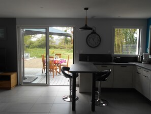 Een koelkast, een microgolfoven, een oven, een kookplaat