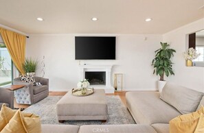 Una Smart TV, una chimenea, videojuegos, un reproductor de DVD
