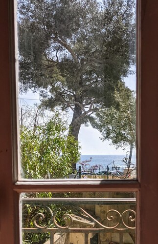 Provencal villa with courtyard, garden and sea view