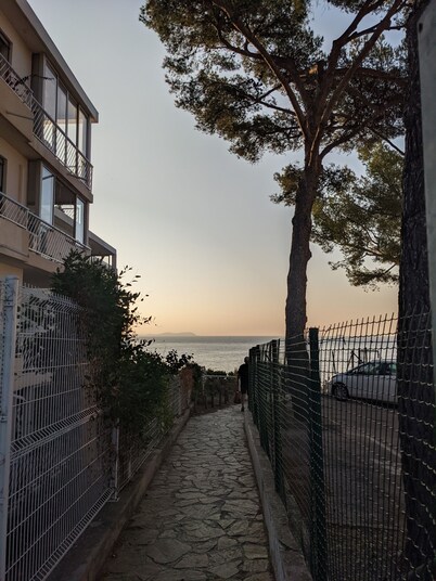 Provencal villa with courtyard, garden and sea view