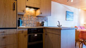 Fridge, cookware/dishes/utensils