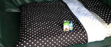 1 bedroom, bed sheets