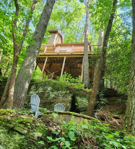 Al's Nest: Secluded Treehouse Overlooking Creek