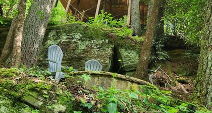 Al's Nest: Secluded Treehouse Overlooking Creek