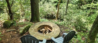 Al's Nest: Secluded Treehouse Overlooking Creek