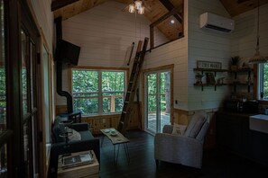 Smart TV, fireplace - Al's Nest: Secluded Treehouse Overlooking Creek (Dahlonega)