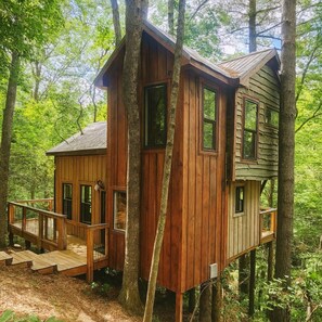 Exterior - Al's Nest: Secluded Treehouse Overlooking Creek (Dahlonega)