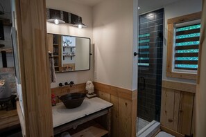 Douche, serviettes fournies, savon, shampoing