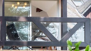 Un bâtiment moderne doté d’une grande baie vitrée et d’une façade en bois.