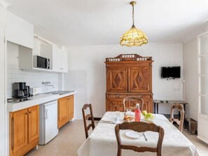 Kühlschrank, Mikrowelle, Toaster, Kochgeschirr/Geschirr/Besteck