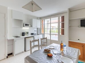 Dining - Super Plage by Interhome (Saint Cyr sur mer Les Lecques)