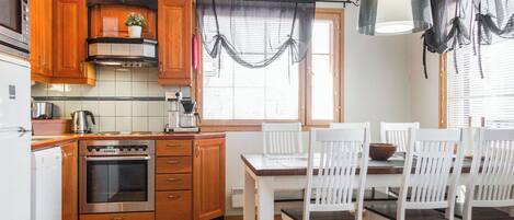 Kjøleskap, mikrobølgeovn, oppvaskmaskin og kjøkkenutstyr