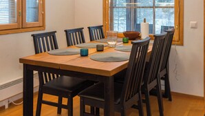 Une salle à manger avec une table en bois et six chaises.