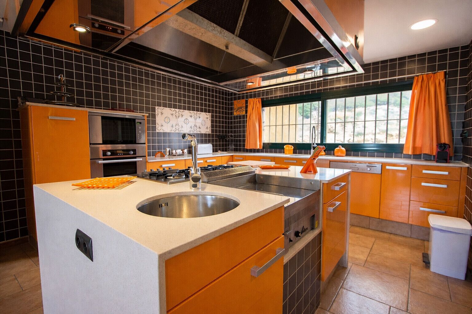 Een koelkast, een magnetron, een oven, een vaatwasser