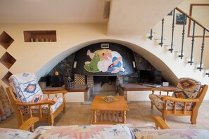TV, fireplace