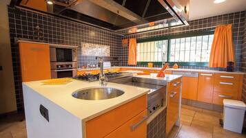 Een koelkast, een magnetron, een oven, een vaatwasser