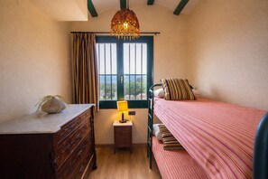 5 bedrooms, iron/ironing board, free WiFi, bed sheets