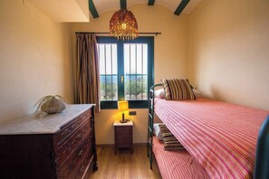 5 bedrooms, iron/ironing board, free WiFi, bed sheets