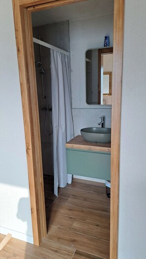 Shower, towels, toilet paper - Casa Lago Azzurro Atelier relaxation puur for vacation & time out (Cannobio)
