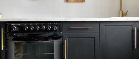 Een koelkast, een oven, een koffiezetapparaat/waterkoker