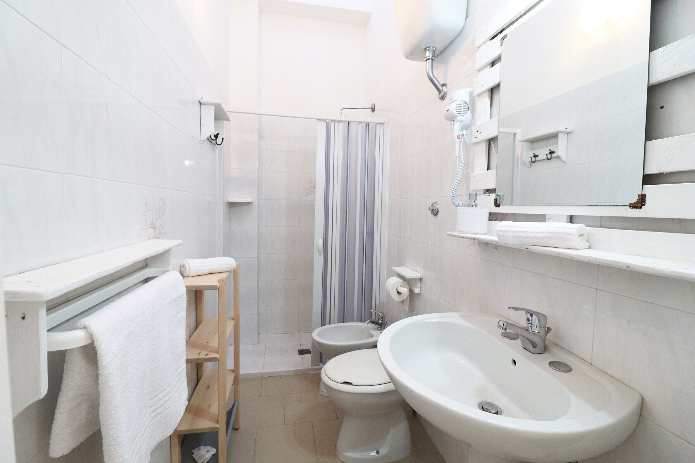 Douche, sèche-cheveux, serviettes fournies