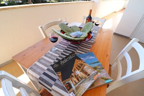 Outdoor dining - Apartment 'Casa Vacanza Primitivo di Manduria' near the beach with shared pool and Wi-Fi (otranto)