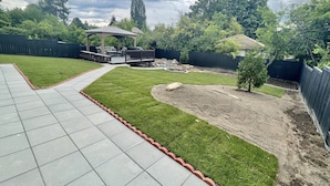 A backyard with a patio, a gazebo, and a small lawn area. - Beautiful relaxing home 4BR/3BA near Light Rail (Seattle)