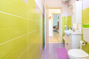 Dusch, hårtork och handdukar