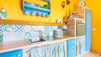 Refrigerador, horno, placa de cocina, cafetera/tetera