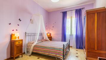 3 slaapkamers, een strijkplank/strijkijzer, gratis wifi, beddengoed