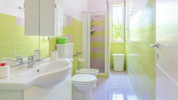 Dusche, Haartrockner, HandtĂŒcher