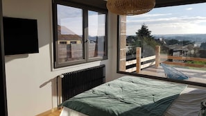 4 bedrooms, iron/ironing board, WiFi